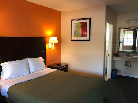 Tabla de planchar con plancha, wifi gratis y ropa de cama