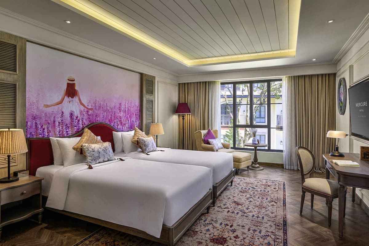 Cubrecamas, minibar, caja de seguridad en la habitación y escritorio