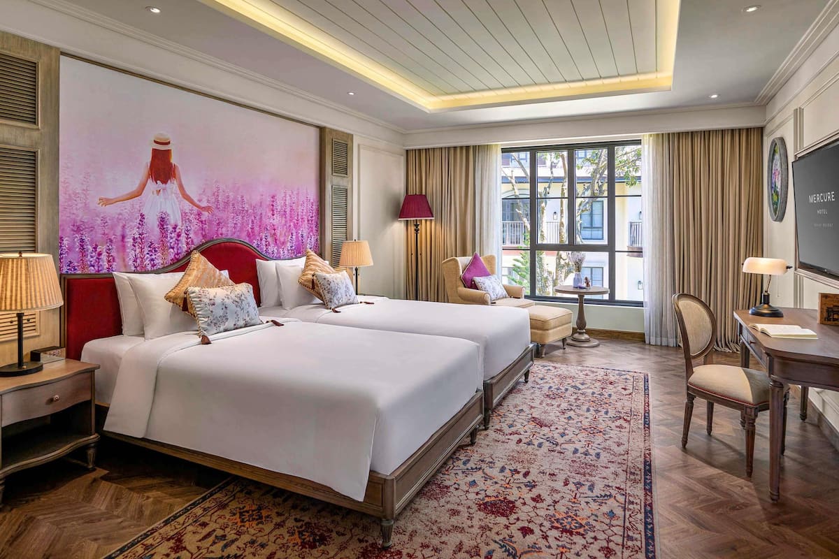 Duntäcken, minibar, värdeförvaringsskåp på rummet och skrivbord