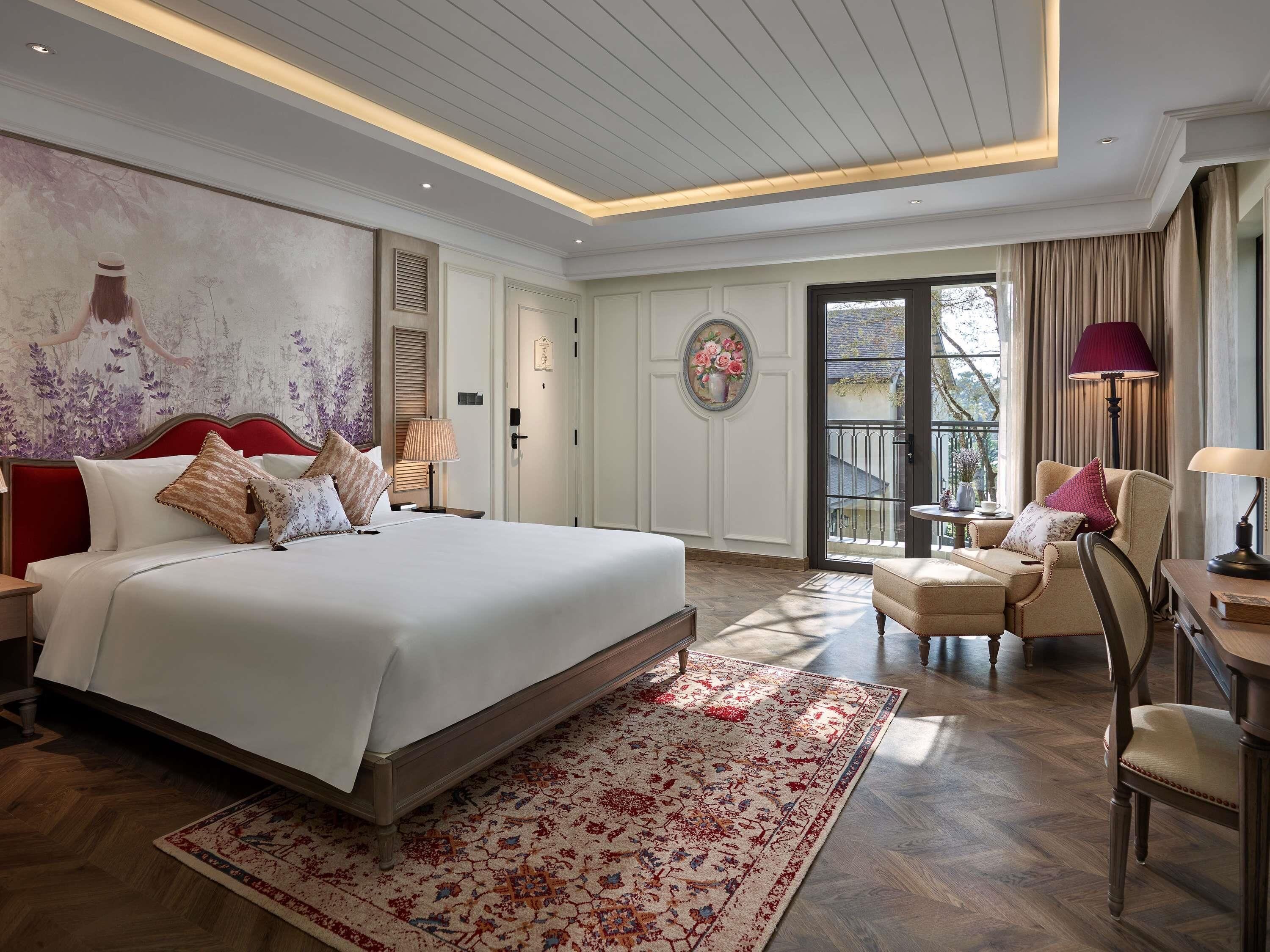 Executive Room, 1 King Bed (Executive Pass) | Down comforters, minibar, in-room safe, desk