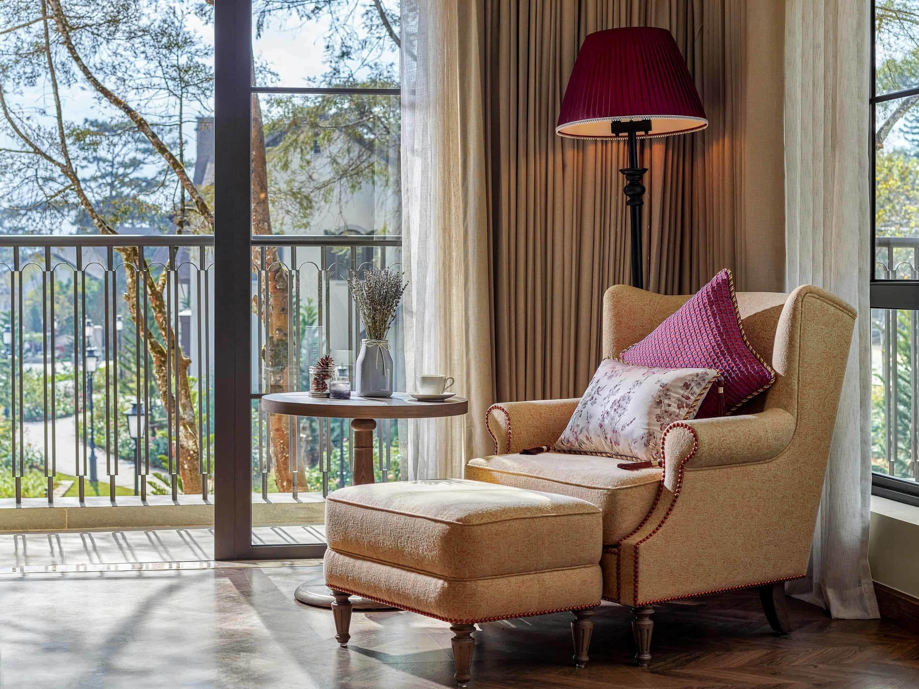 Selimut bulu angsa, minibar, brankas, dan meja kerja