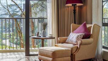 Selimut bulu angsa, minibar, brankas, dan meja kerja