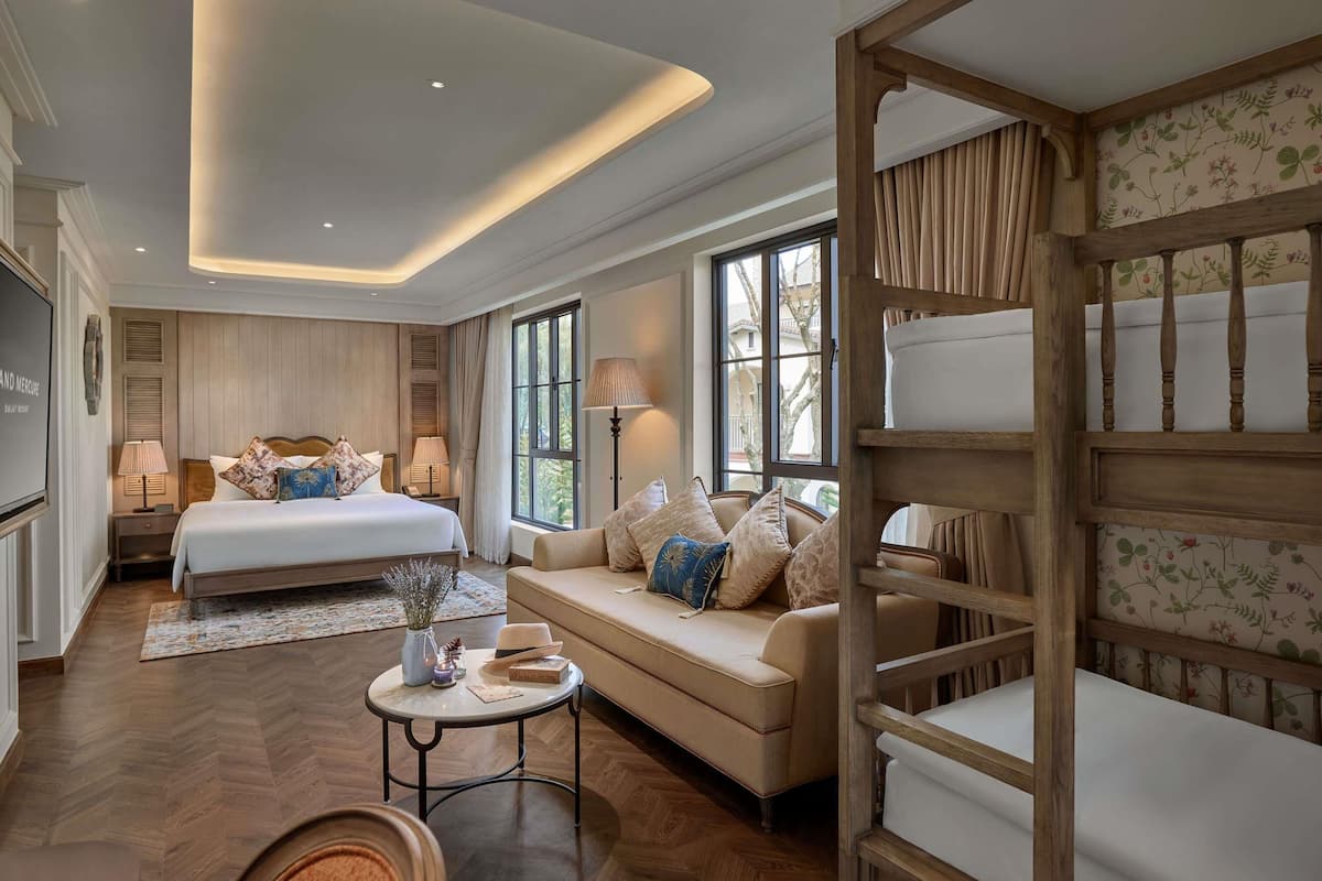 Cubrecamas, minibar, caja de seguridad en la habitación y escritorio