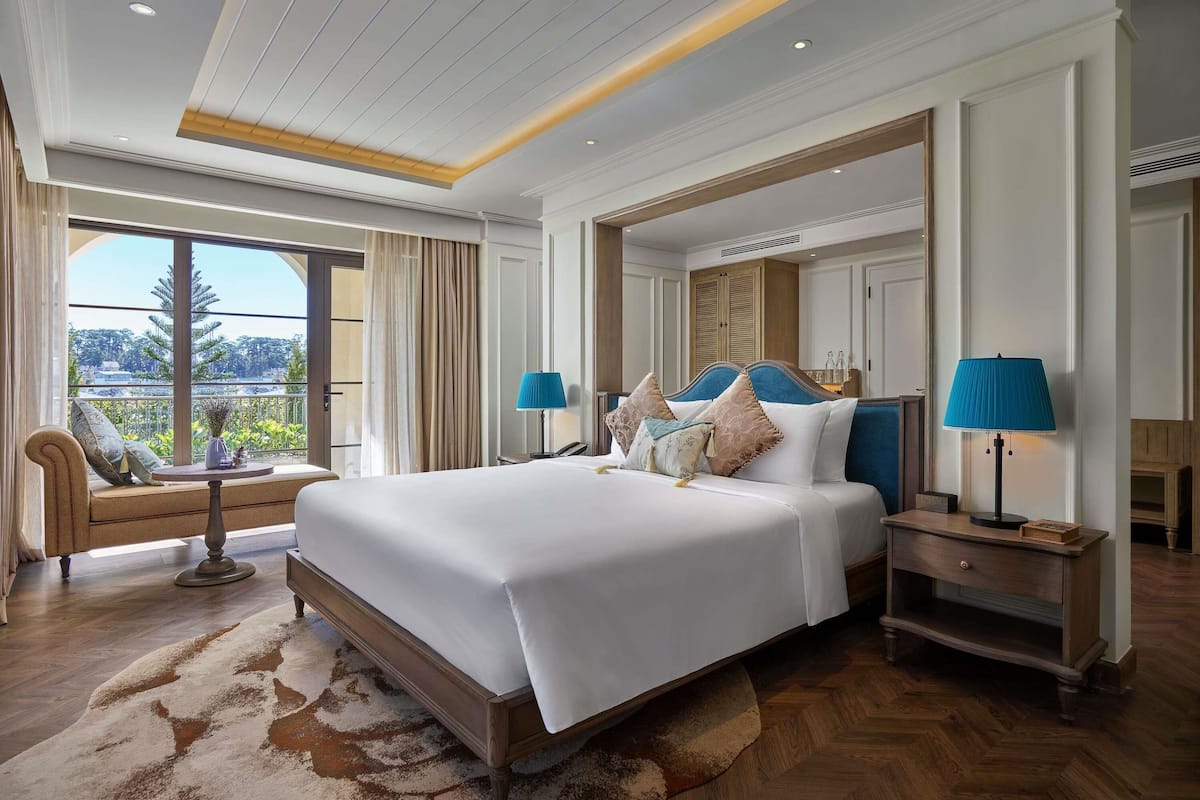 Executive Suite, 1 King Bed | Down comforters, minibar, in-room safe, desk