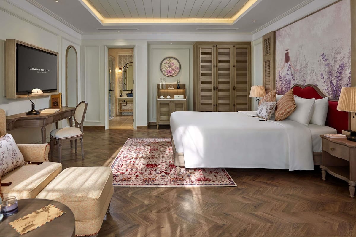 Cubrecamas, minibar, caja de seguridad en la habitación y escritorio