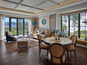 Suite ejecutiva, 1 cama King size | Edredón, minibar, caja de seguridad en la habitación y escritorio 