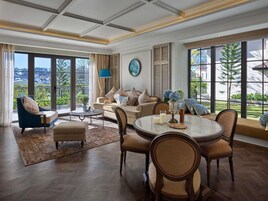 Executive Suite, 1 King Bed | Down comforters, minibar, in-room safe, desk