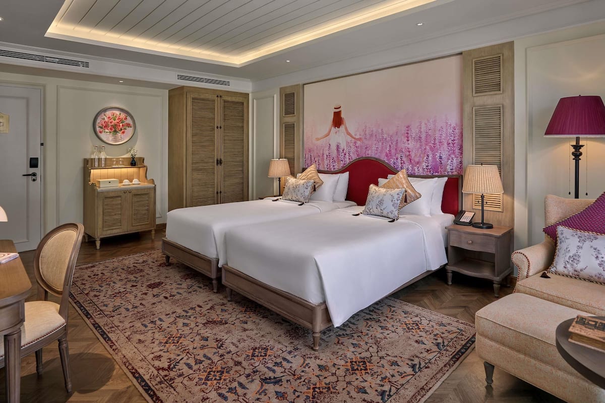 Executive Twin Room, 2 Single Beds (Executive Pass) | Down duvets, minibar, in-room safe, desk