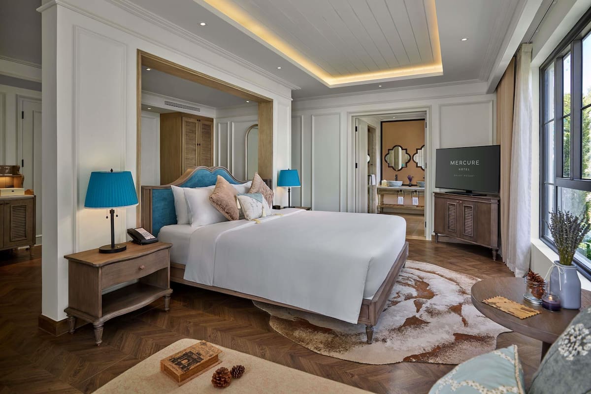 Suíte executiva, 1 cama King | Edredons de pluma, frigobar, cofres nos quartos, escrivaninha