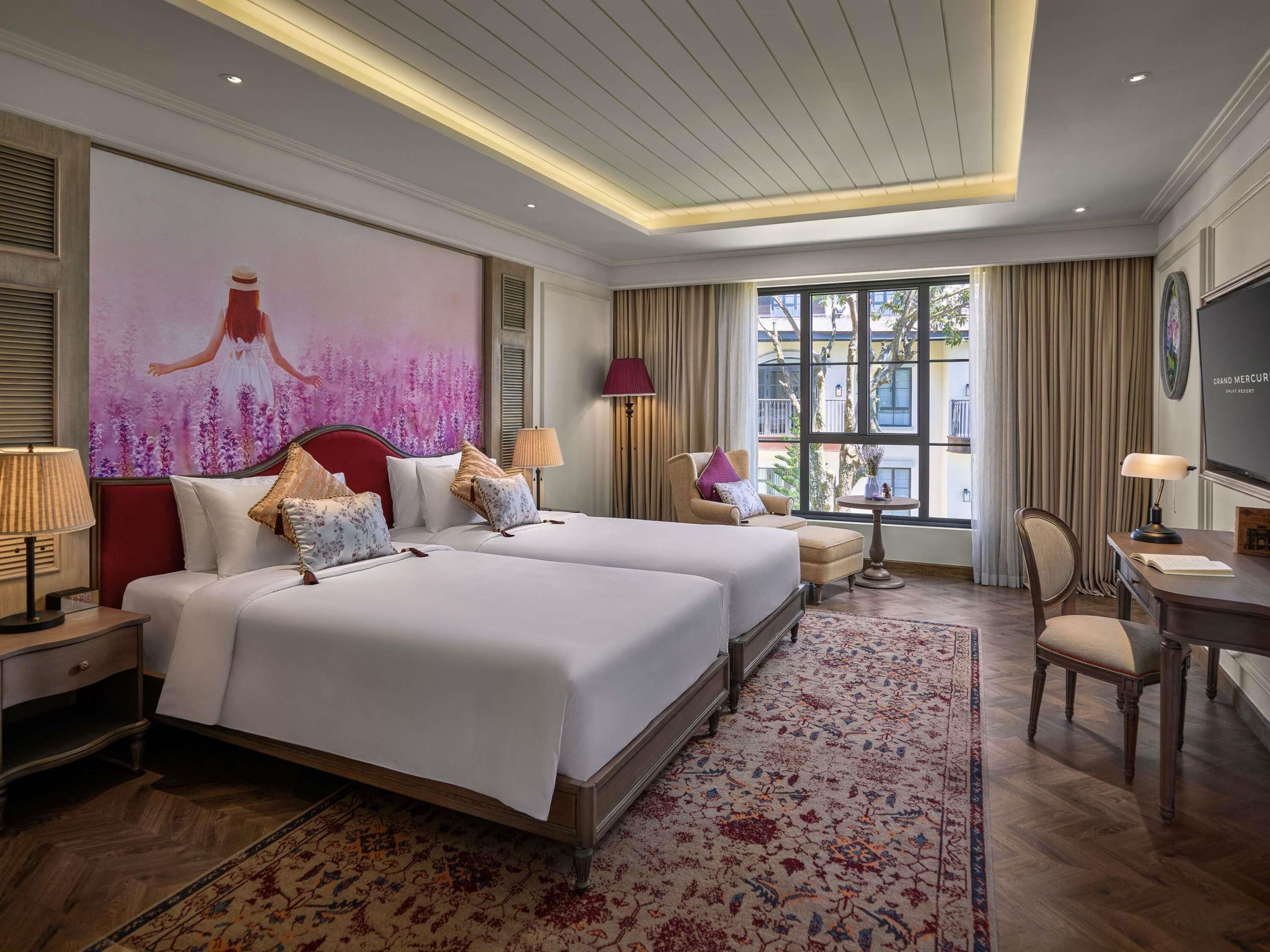 Cubrecamas, minibar, caja de seguridad en la habitación y escritorio 