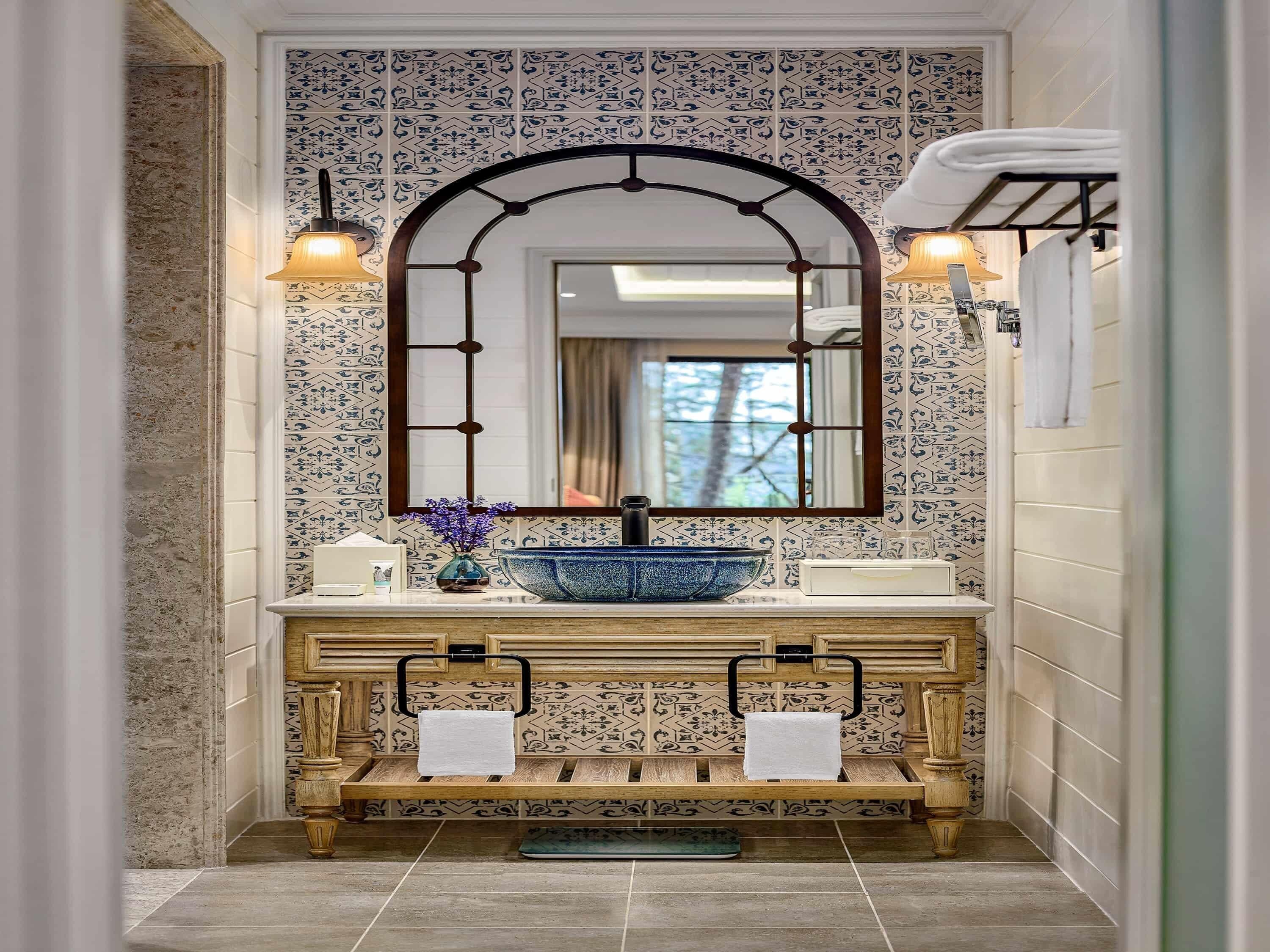 Executive Room, 1 King Bed (Executive Pass) | Down duvets, minibar, in-room safe, desk