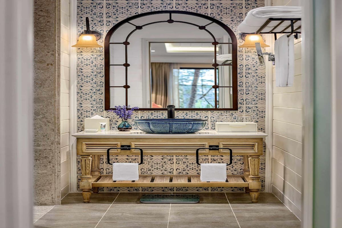 Executive Room, 1 King Bed (Executive Pass) | Down duvets, minibar, in-room safe, desk