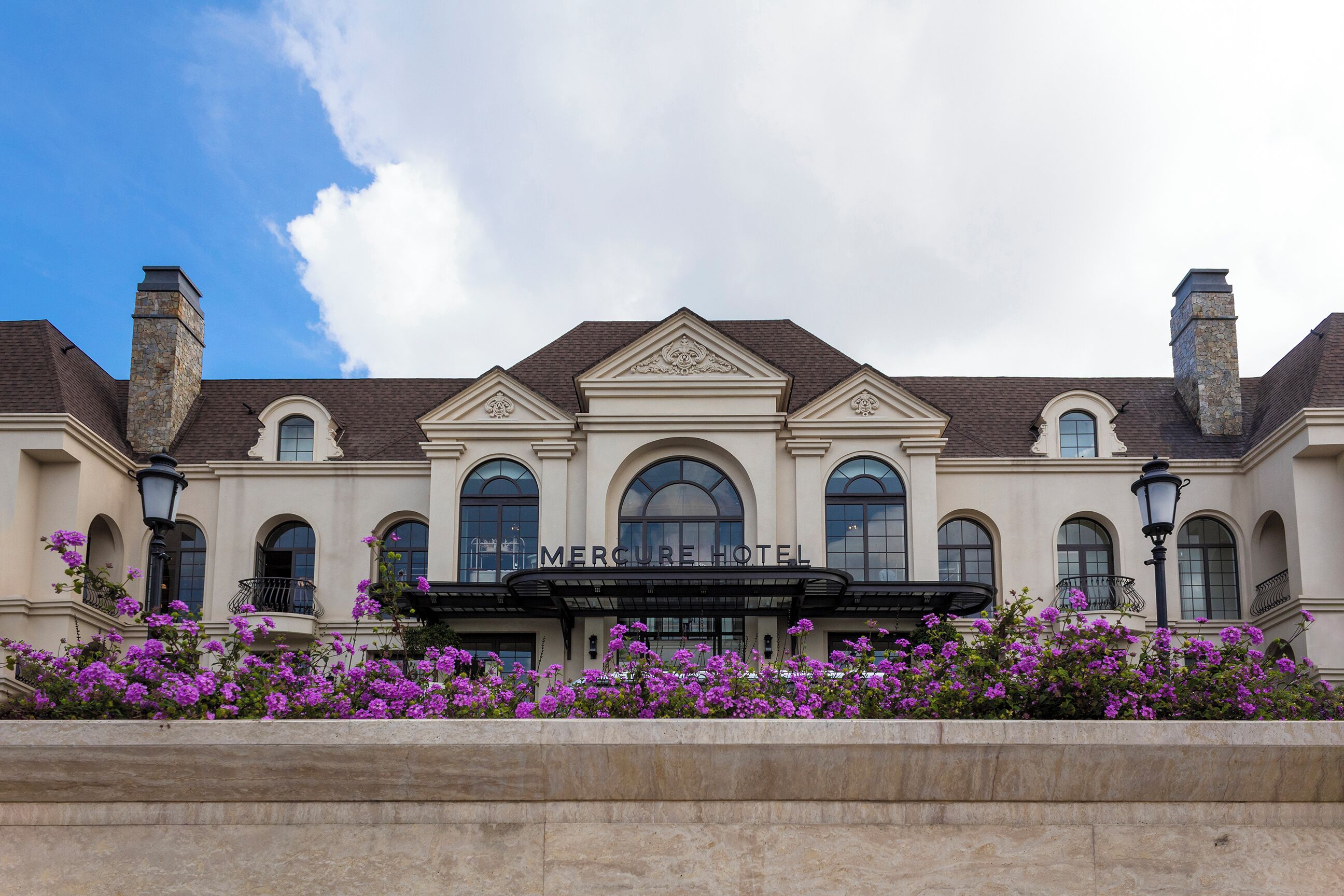 Un edificio grande e histórico con el nombre 
