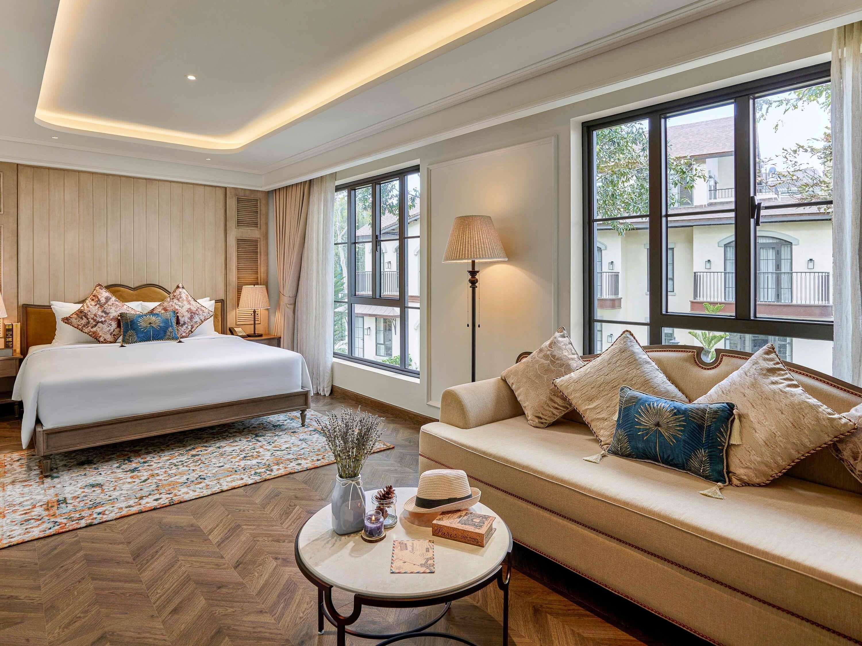 Family Room, 1 King Bed (Deluxe) | Down comforters, minibar, in-room safe, desk