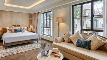 Family Room, 1 King Bed (Deluxe) | Down duvets, minibar, in-room safe, desk
