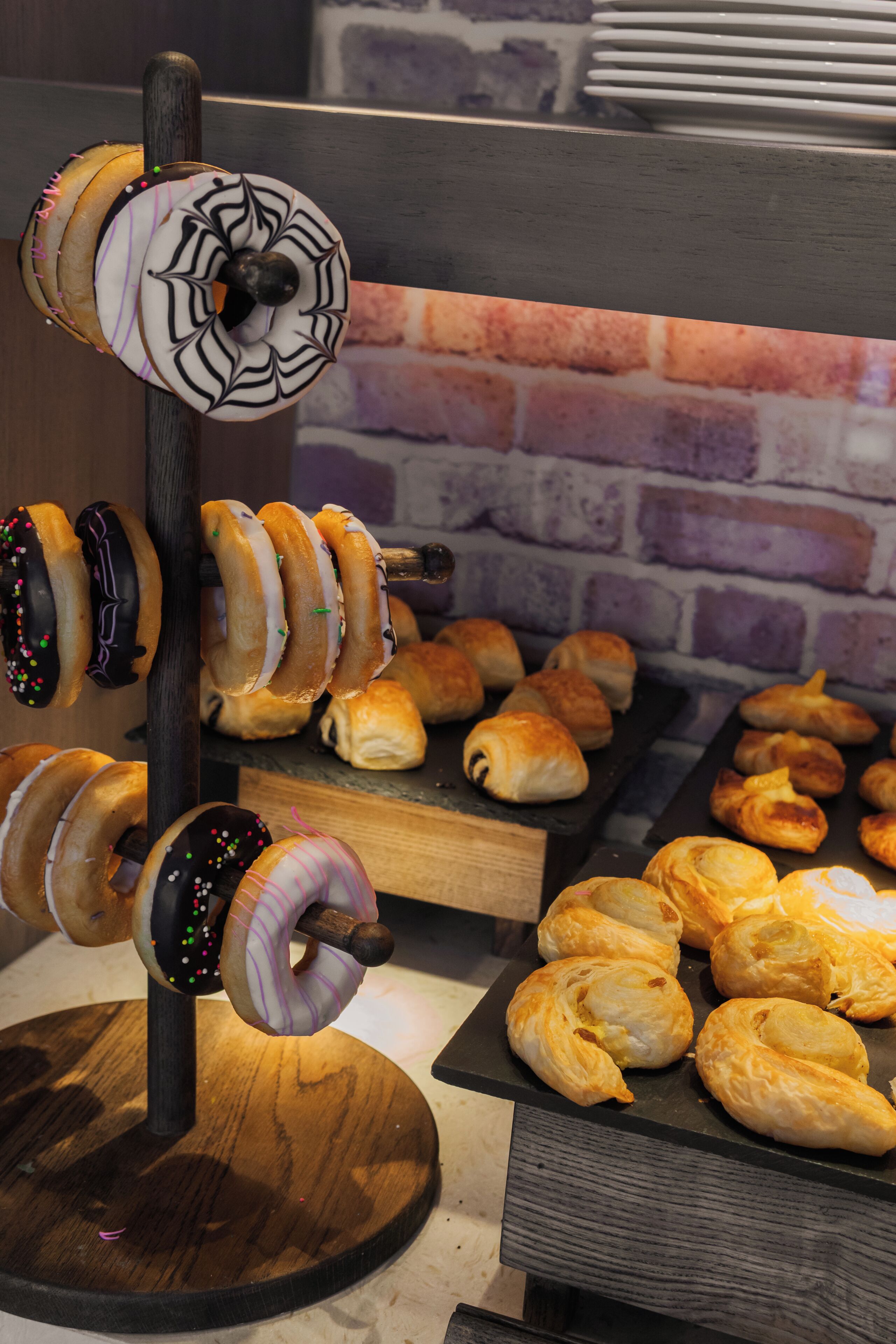 Ett urval av olika bakverk, inklusive munkar och croissanter.