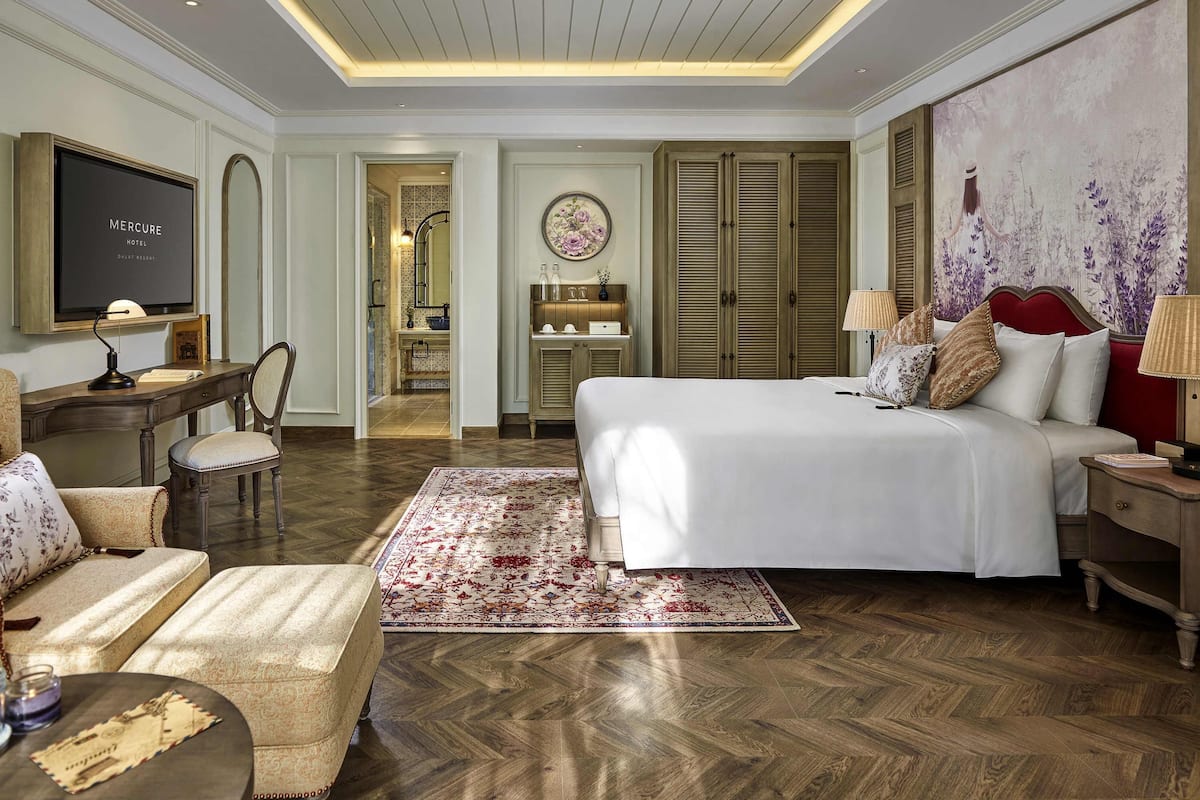 Duntäcken, minibar, värdeförvaringsskåp på rummet och skrivbord