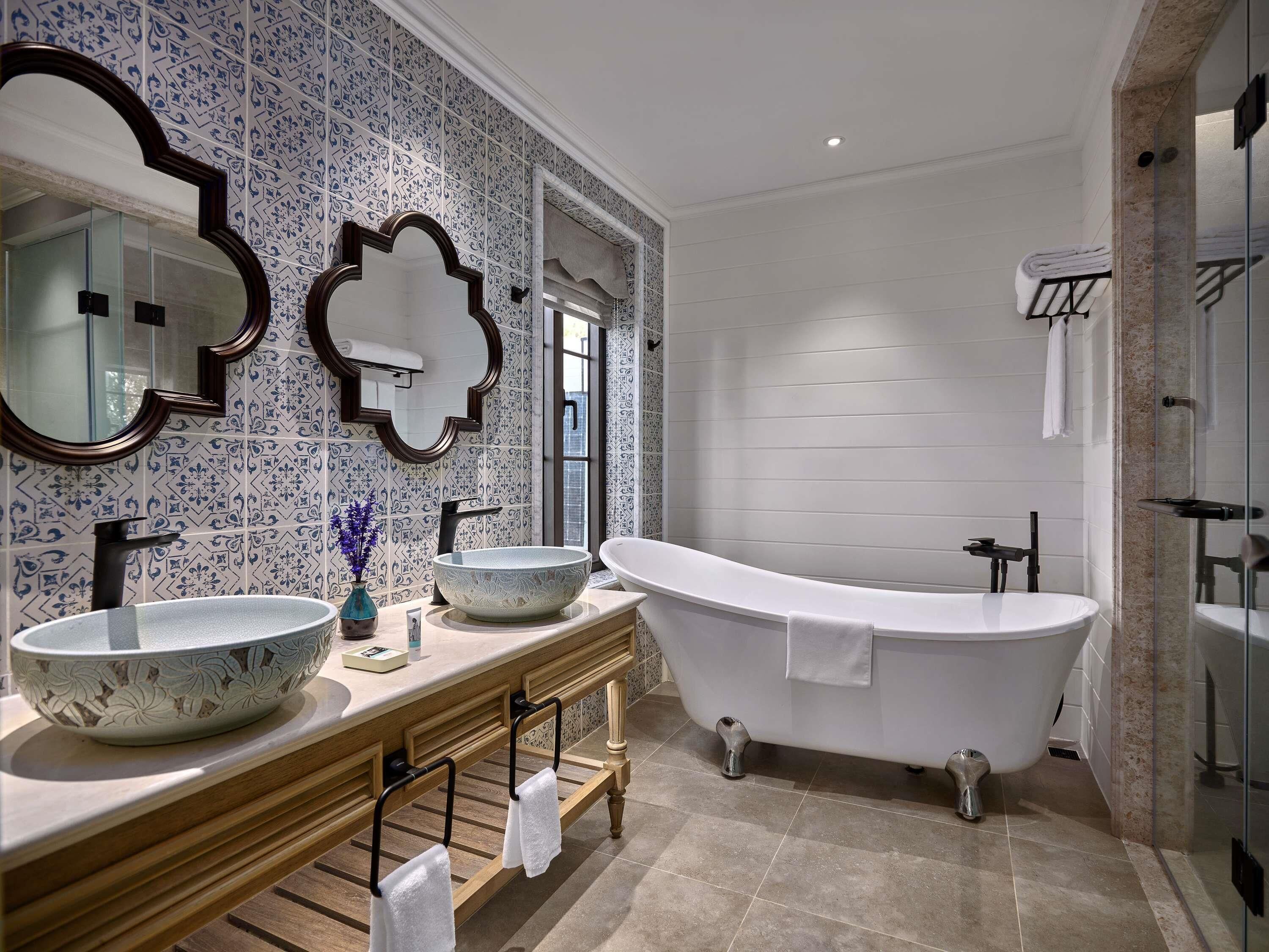 Executive Suite, 1 King Bed | Down duvets, minibar, in-room safe, desk