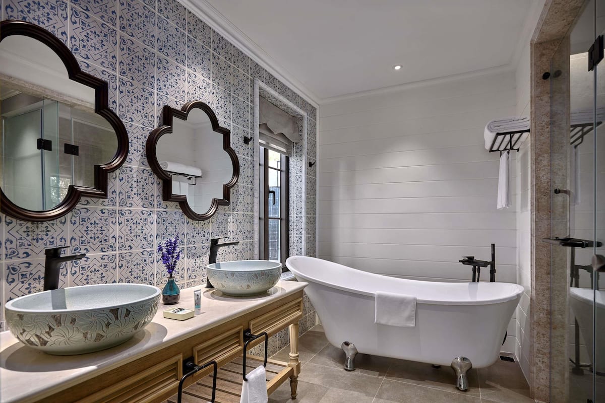 Executive Suite, 1 King Bed | Down duvets, minibar, in-room safe, desk