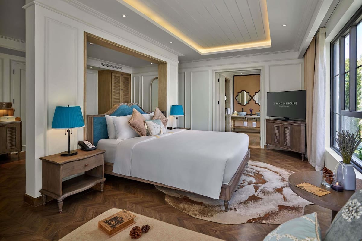 Executive Suite, 1 King Bed | Down duvets, minibar, in-room safe, desk