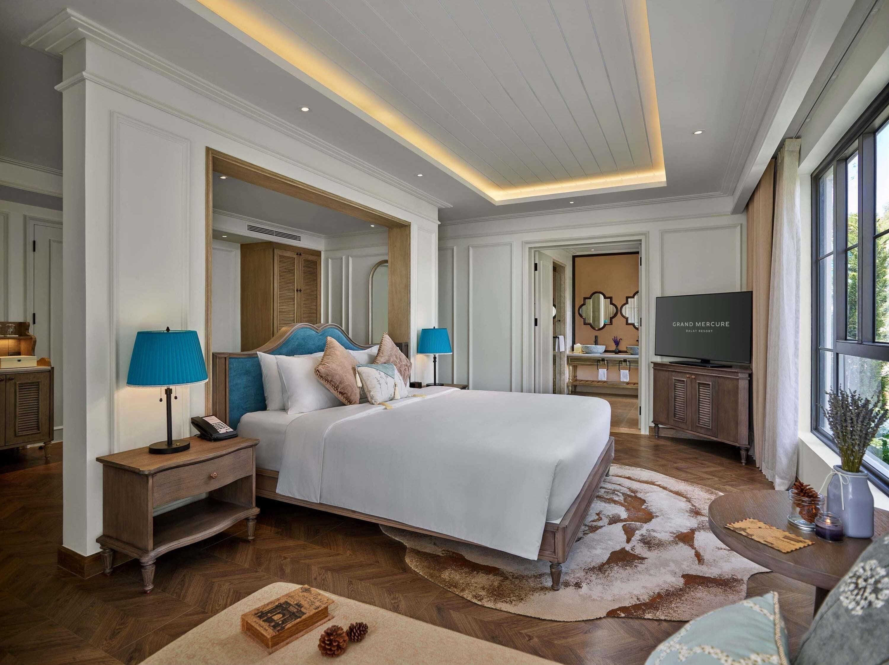 Suite – deluxe, 1 dobbeltseng | Dundyner, minibar, safe på rommet og skrivebord
