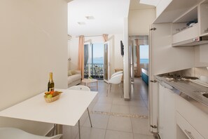 家庭套房, 1 间卧室, 海景 | 私人简易厨房 | 冰箱、茶具/咖啡用具、电热水壶