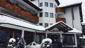 Un hotel con un diseño arquitectónico moderno, que presenta una entrada destacada con un letrero.
