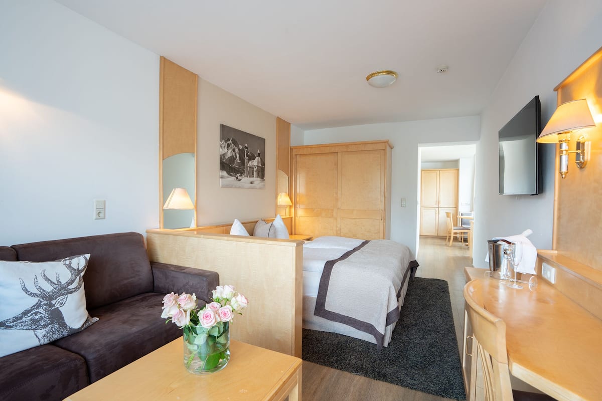 Apartamento, 1 habitación, balcón (with oriel) | Ropa de cama de alta calidad, caja fuerte, escritorio y wifi gratis