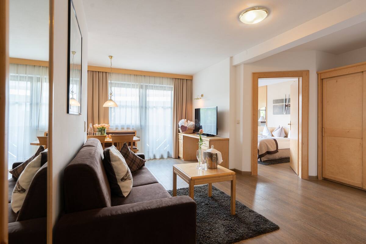 Apartamento, 2 habitaciones, balcón | Zona de estar | Una televisión de pantalla plana