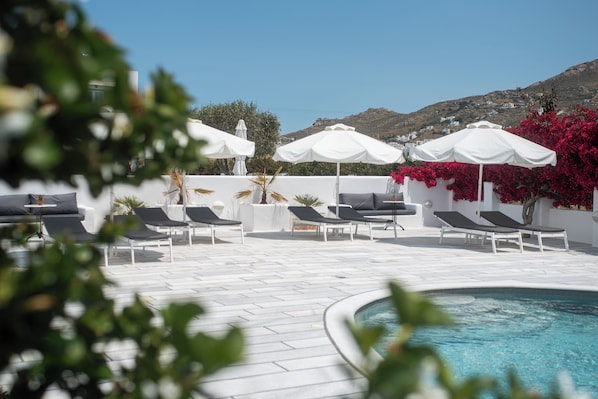 Outdoor pool, open 8:00 AM to 8:00 PM, pool umbrellas, pool loungers - Ikaros Studios & Apartments (Naxos)