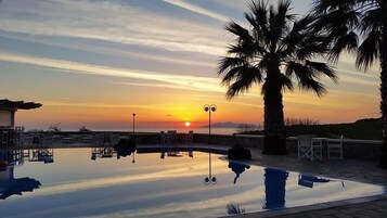 Alberca al aire libre por temporada y sombrillas en la alberca 