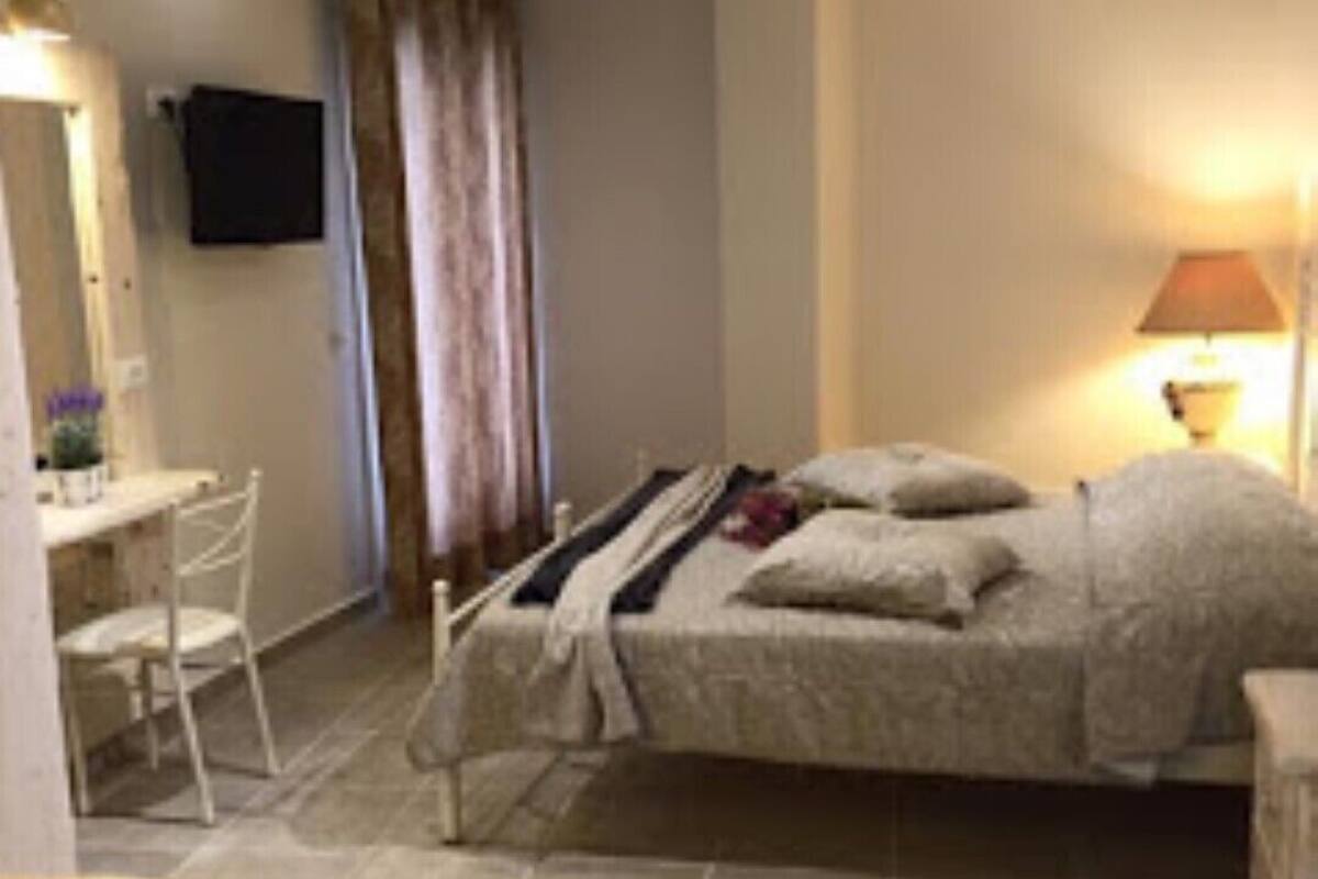 Un dormitorio con cama, escritorio y silla.
