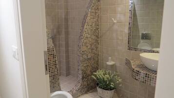 Superior kamer (6 persons) | Badkamer | Een douche, een haardroger, handdoeken
