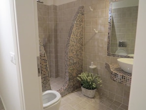 Superior Room (6 persons) | Bathroom | Shower, hair dryer, towels - Villa Manos (Santorini)