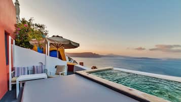 Deluxe Suite, Jetted Tub | Terrace/patio