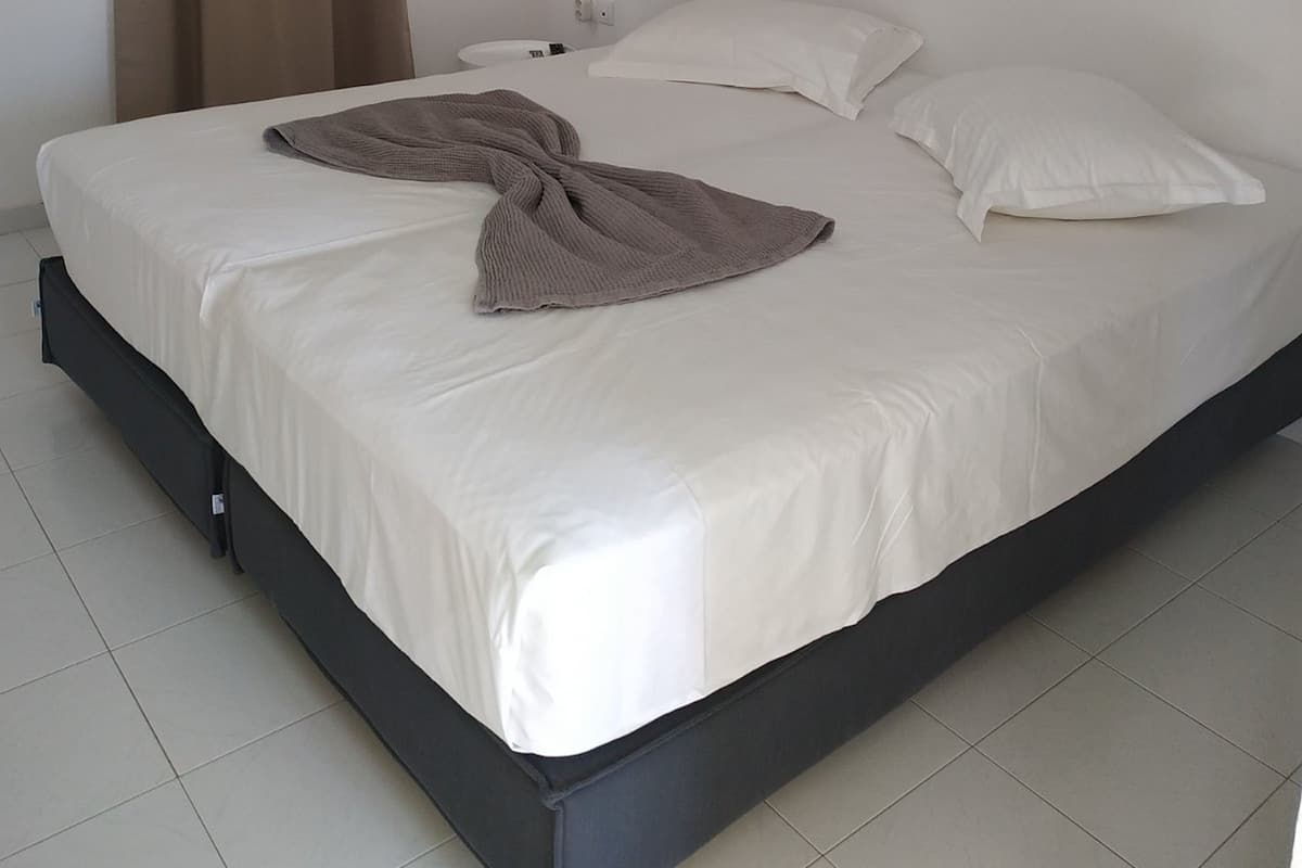 1 habitación, ropa de cama hipoalergénica y cortinas blackout
