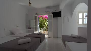 Triple Room | Hypo-allergenic bedding, blackout drapes, free cribs/infant beds