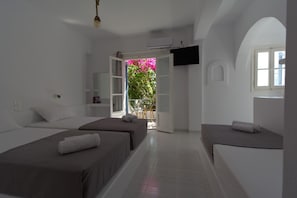 Dreibettzimmer | Allergikerbettwaren, Verdunkelungsvorhänge, kostenlose Babybetten