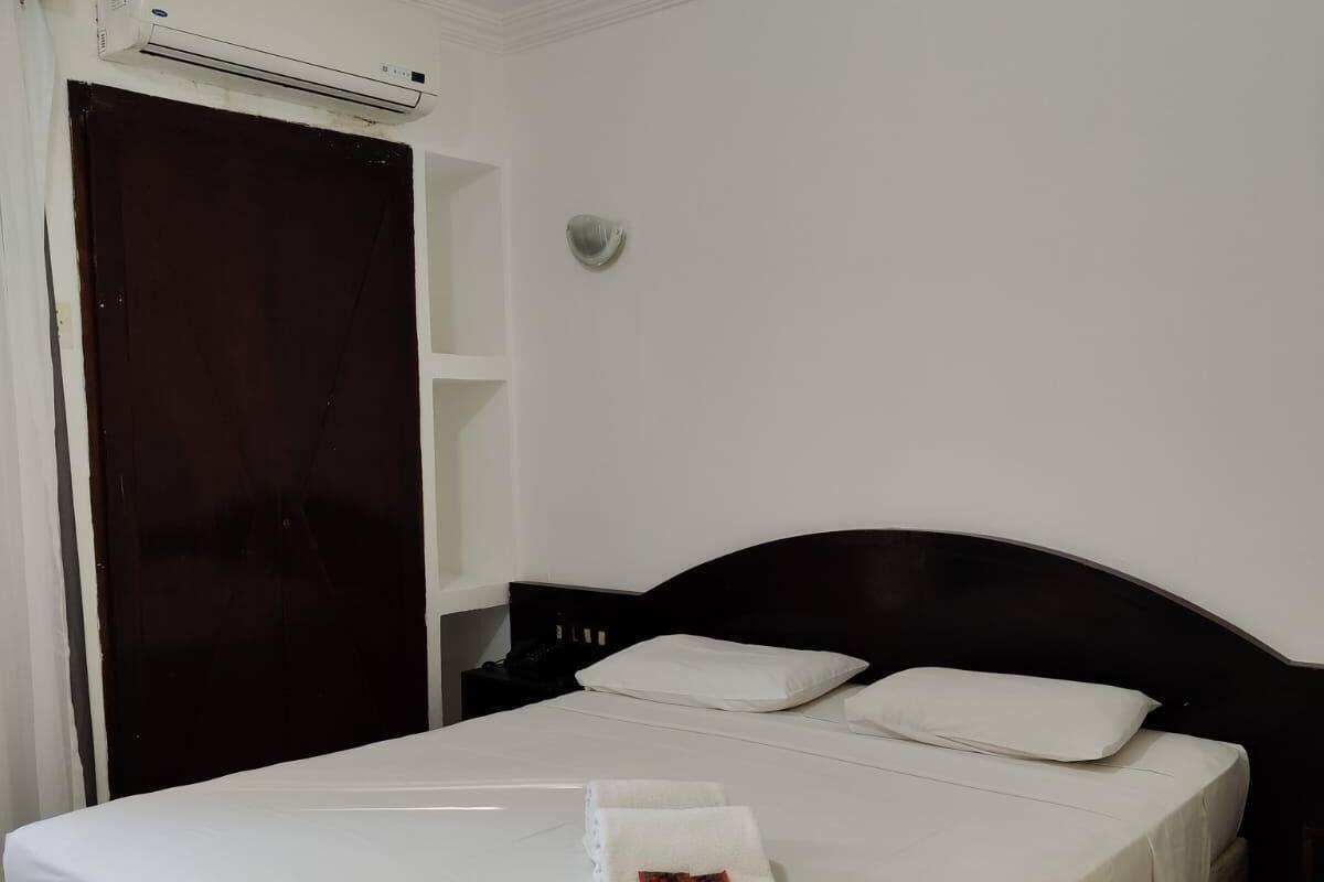 Frigobar, cortinas blackout, Wi-Fi de cortesia, roupa de cama