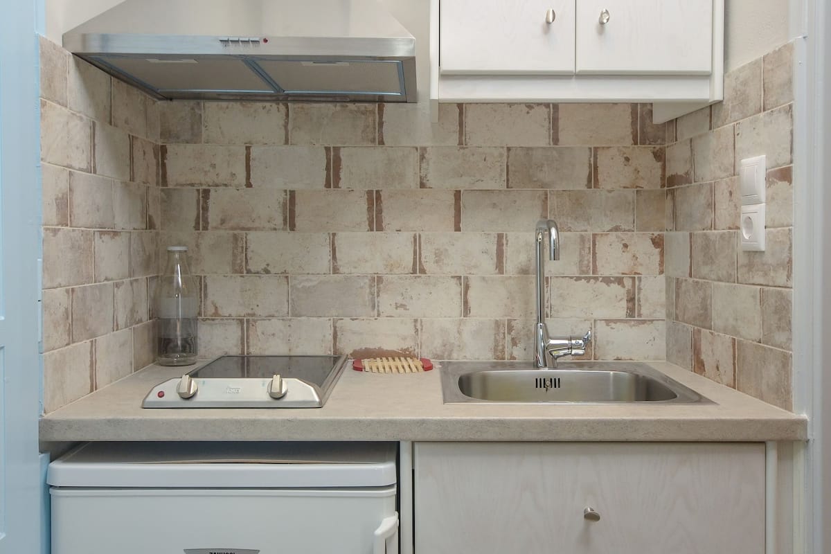 fridge, coffee/tea maker, electric kettle, cookware/dishes/utensils