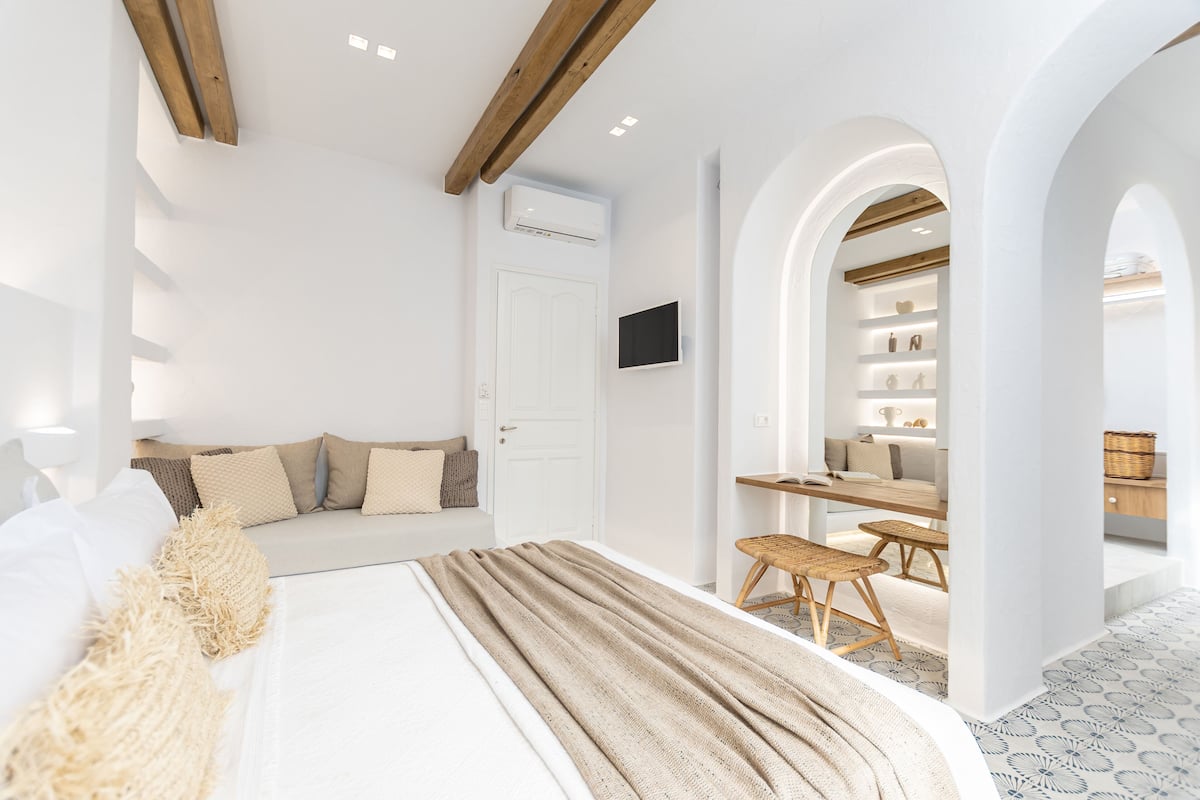 Junior Studio Suite, 1 Bedroom | In-room safe, individually decorated, individually furnished