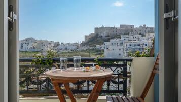 Double/twin room with castle view | Terrace/patio