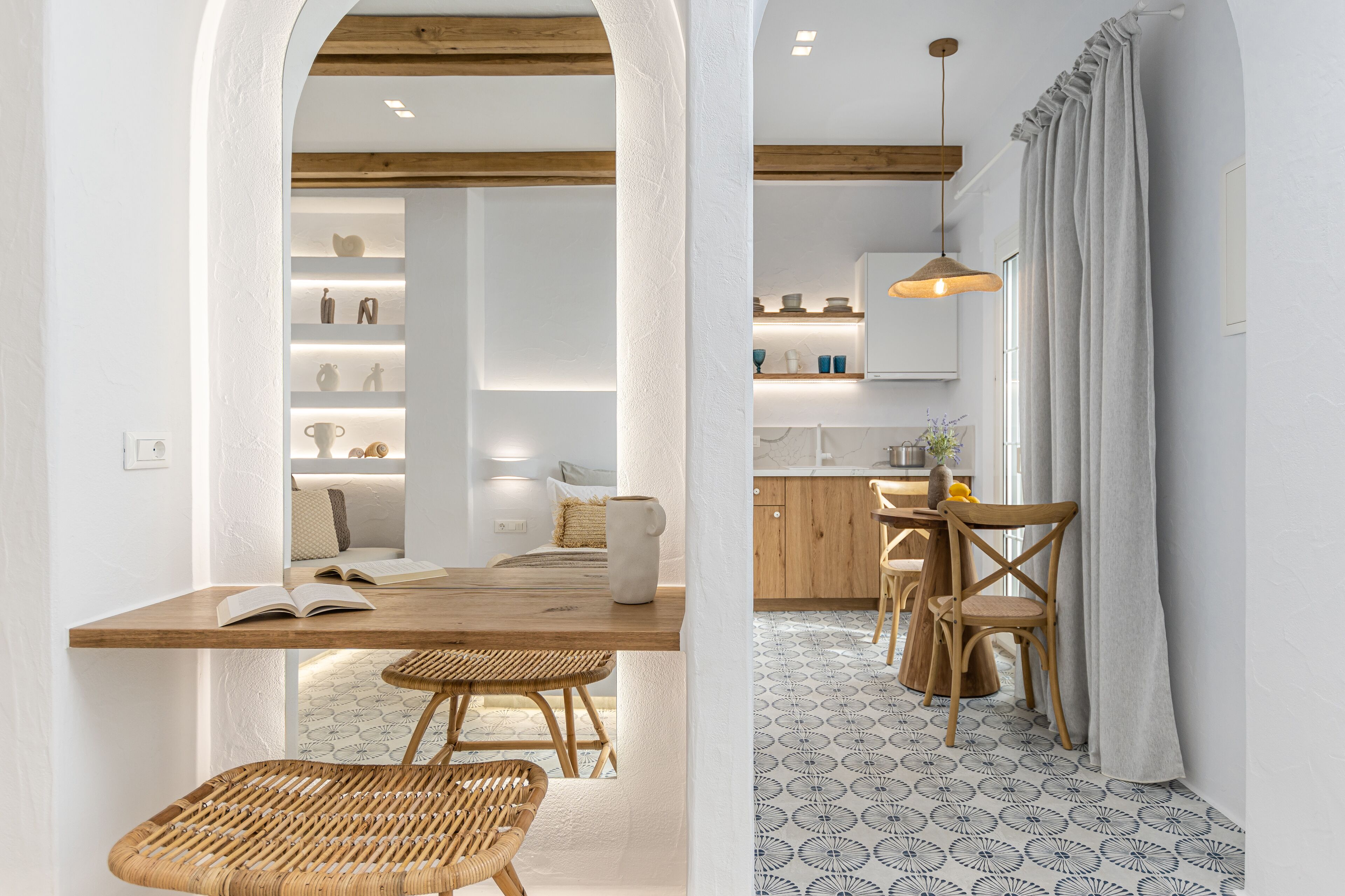 خزنة داخل الغرفة وبديكورات فريدة لكل غرفة وطراز فريد لكل وحدة