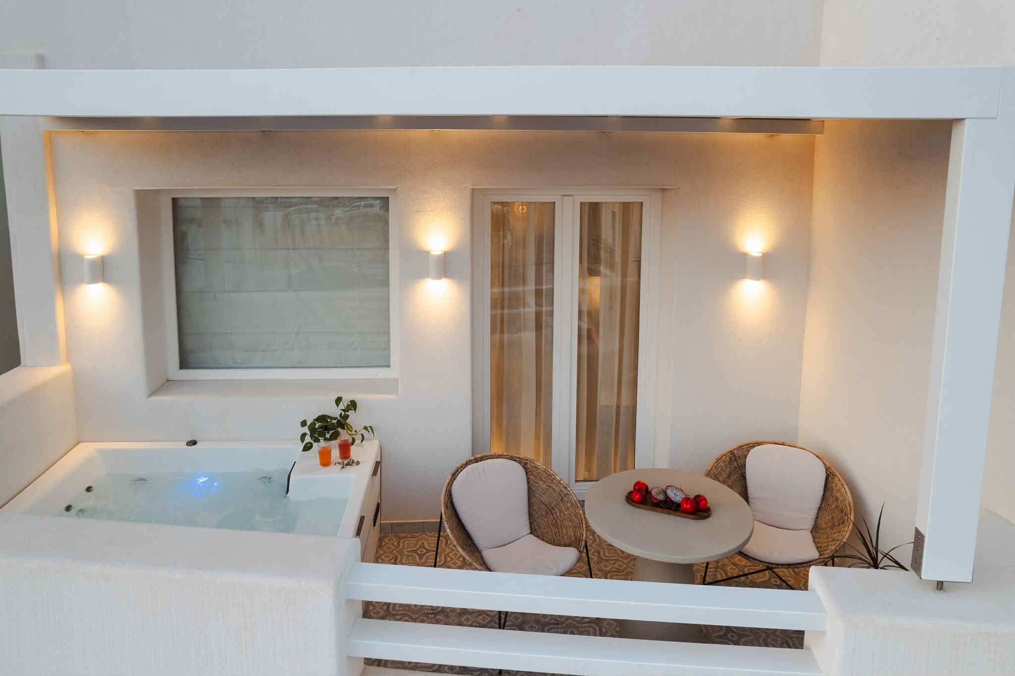 Superior Studio Suite, Hot Tub | Living area | 32-cm flat-screen TV with digital channels