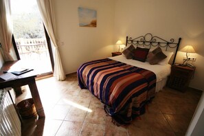 Una scrivania, culle/letti per bambini (gratuiti)