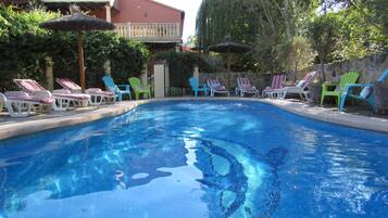 Seasonal outdoor pool, pool umbrellas, sun loungers