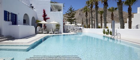 Piscina a l'aire lliure (horari: 08:00-20:00) i cabanes gratuïtes