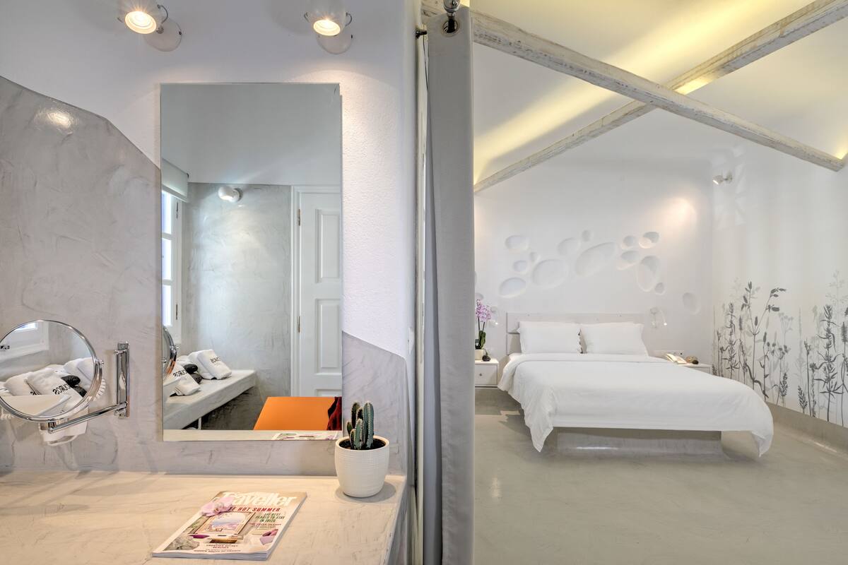 Un baño moderno con encimera de mármol, un lavabo y un espejo.