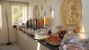 Un bufé de desayuno con diferentes opciones de alimentos y una máquina de café.
