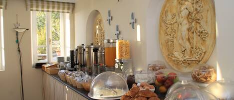 Un bufé de desayuno con diferentes opciones de alimentos y una máquina de café.
